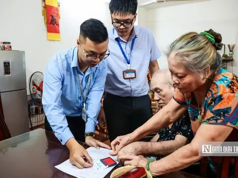 Theo chân cán bộ tới tận nhà dân để hỗ trợ thủ tục hành chính ở Hà Nội
