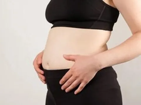 Tưởng béo bụng, người phụ nữ 42 tuổi sốc nặng khi phát hiện thứ "đáng sợ" rải rác trong tử cung