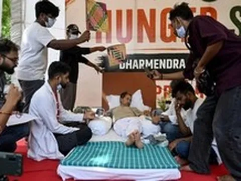 Tuyệt thực đòi bộ trưởng giáo dục từ chức, nhà hoạt động Ấn Độ được đưa vào bệnh viện