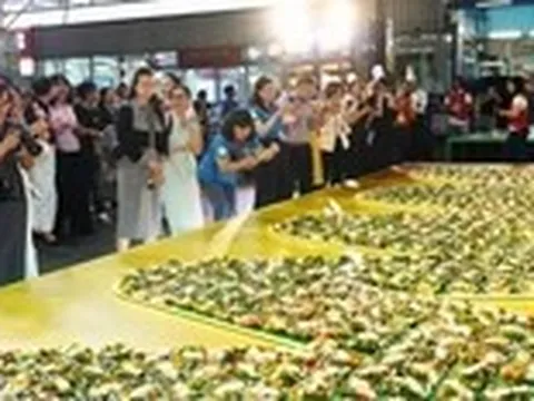 Bàn salad lớn nhất Việt Nam xác lập kỷ lục từ thực phẩm Tick xanh