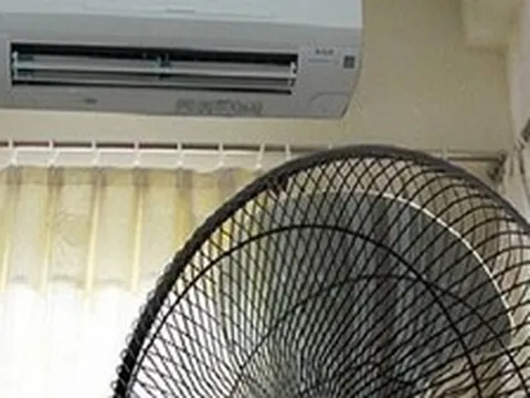 Lời khuyên cho gia đình bật điều hòa + bật quạt suốt đêm