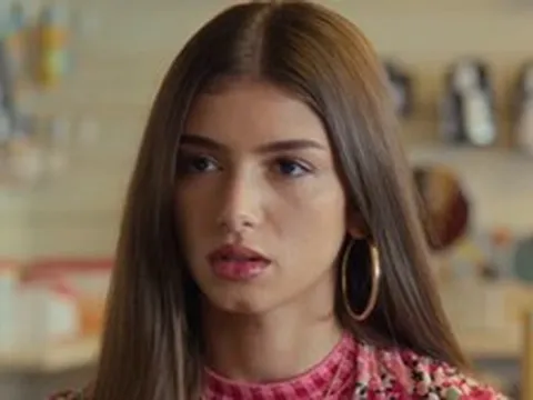 Xem phim Sex Education, tôi nghĩ ngay đến cô con gái sĩ diện hão của mình: Giấu giếm chuyện mẹ làm công nhân, rồi khoe thành "trưởng phòng"!