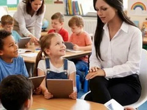 Công ty nổi tiếng với ‘búp bê AI cho người lớn’ nay bán robot cho trường học giá khoảng 1,6 tỷ đồng