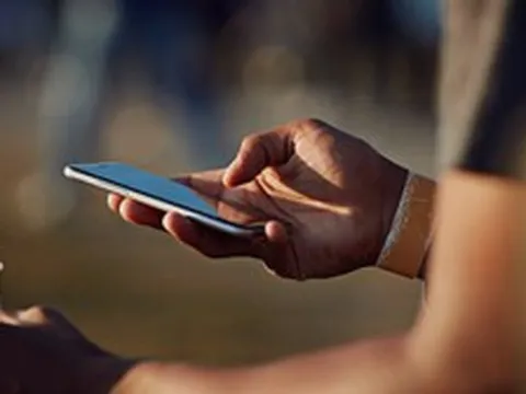 Vợ cũ nhắn tôi đúng một câu sau 8 năm ly hôn, đọc xong tôi không dám trả lời