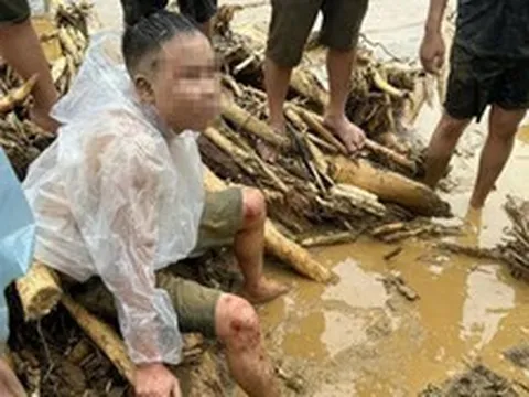 Vừa được cứu khỏi dòng lũ, người đàn ông thất thần tìm vợ và con mất tích