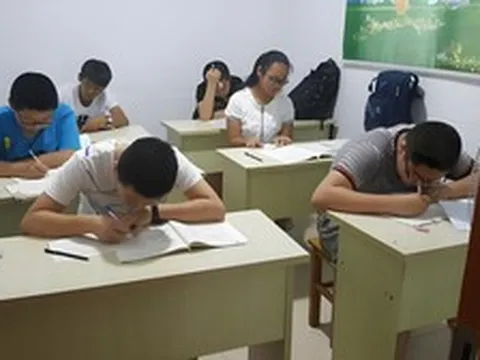 Con học thêm suốt 4 năm, gia đình chi hơn 2,2 tỷ đồng nhưng điểm số vẫn "giậm chân tại chỗ", người cha quyết kiện trung tâm