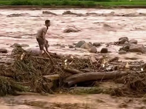 Cả nhà 4 người bị lũ cuốn, chồng thất thần bên thi thể vợ và con nhỏ, bé gái còn mất tích