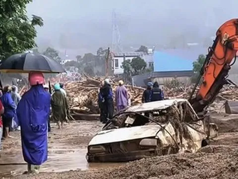Cảnh tượng tan hoang ở Sơn La, Lai Châu: Ô tô bị vò nát giữa dòng lũ cuồn cuộn