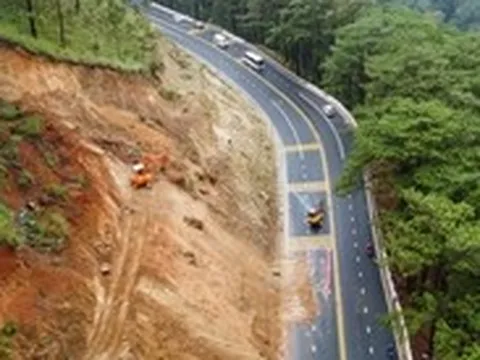 Hạ tải ta luy, ngăn nguy cơ sạt lở đèo Prenn, cửa ngõ vào Đà Lạt