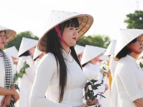 Hơn 1.500 phụ nữ dâng hoa cúc trắng tri ân Mẹ Việt Nam anh hùng