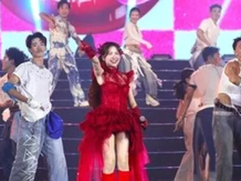 Hòa Minzy, Đức Phúc, Lâm Bảo Ngọc... 'đốt cháy' sân khấu đêm khai mạc Festival biển Khánh Hòa 2026