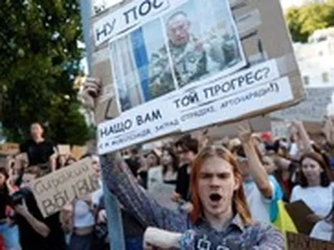 Bộ trưởng Quốc phòng bị miễn nhiệm, người dân Ukraine đòi cách chức Tổng tư lệnh quân đội