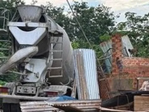 Xe bồn lao vào nhà dân ở Đồng Nai, một phụ nữ không qua khỏi
