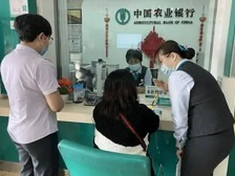 Ngân hàng chuyển khoản thừa 698 triệu đồng, 4 năm sau đòi lại thì bị khách hàng từ chối, tòa án khẳng định: “Không cần trả”