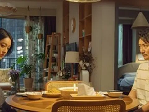 Ly hôn 6 năm không chu cấp một đồng cho con, chồng cũ bất ngờ quay về với đầy quà tặng và yêu cầu một việc khiến tôi choáng váng