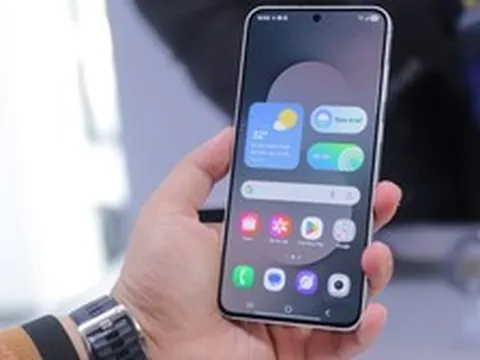 Cầm điện thoại nhiều có gây biến dạng ngón út?