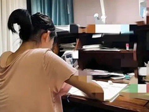 3 giờ sáng, tôi bị đánh thức bởi tiếng khóc của con gái lớp 8 và biết được sự thật khiến mình trăn trở