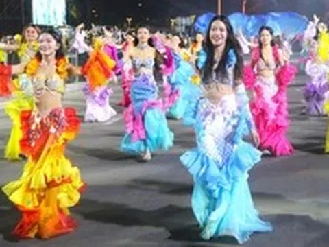 Đường phố Nha Trang rực rỡ sắc màu trong lễ hội carnival