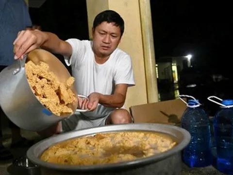 Hành động của Chủ tịch xã giữa tâm lũ khiến nhiều người xúc động