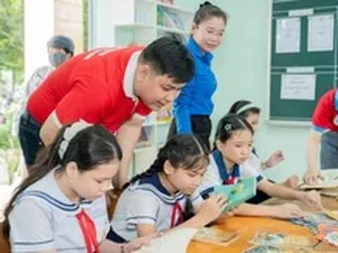 Trao học bổng, mang không gian đọc sách đến thiếu nhi xã Thường Tân