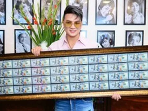 Đàm Vĩnh Hưng được tặng 1 khung toàn tiền đô la: "Tôi xém xỉu nhưng phải bình tĩnh lại"