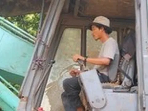 Nghề lái máy tìm nguồn nước đang gặp lúc 'trúng mùa'
