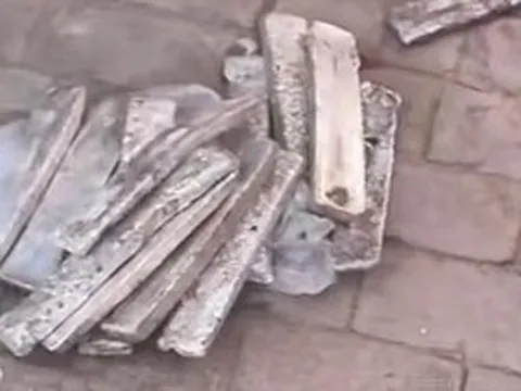 Phát hiện hơn 200kg bạc thỏi trị giá hơn 3 tỷ đồng rơi vương vãi trên đường cao tốc