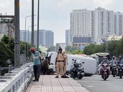 Lật xe trên cầu An Lạc, nam tài xế ở TP.HCM bất ngờ nhảy xuống kênh rồi đòi đánh người cứu