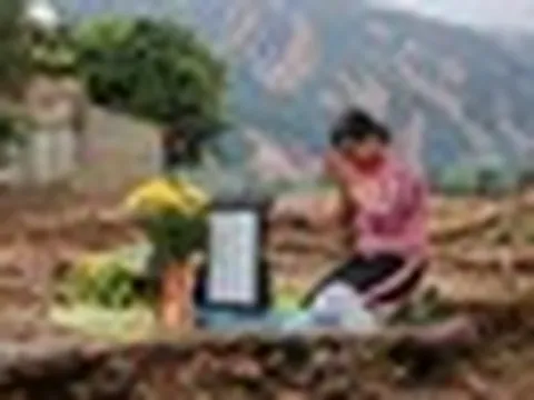 Lập bàn thờ tạm trên nền nhà sau lũ quét kinh hoàng, mòn mỏi chờ người thân trở về
