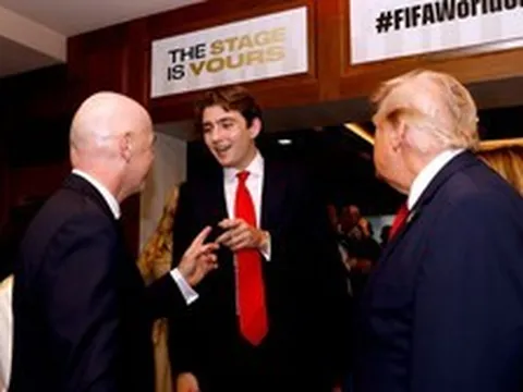 Đệ nhất công tử nước Mỹ Barron Trump là tâm điểm của khán đài chung kết World Cup vì chiều cao hơn 2 mét