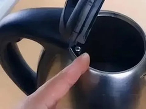 Lời khuyên đến những người để nước trong ấm siêu tốc qua đêm