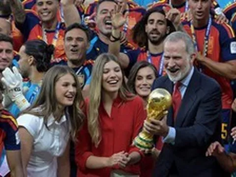Xinh đẹp bất ngờ: 2 nàng công chúa Tây Ban Nha hút mọi ánh nhìn trong trận chung kết World Cup