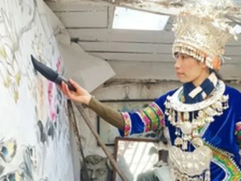 Suýt bị hỏa táng do nhầm lẫn, người phụ nữ 'hồi sinh' trở thành họa sĩ tài năng