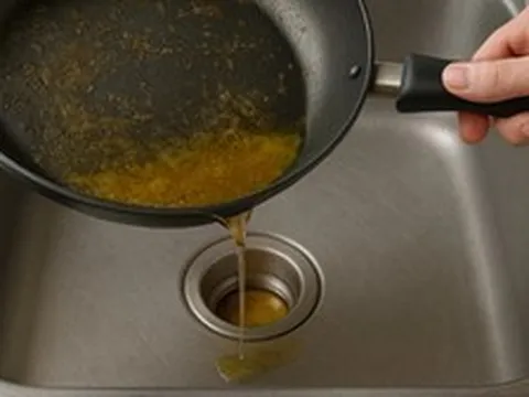 Có nên đổ dầu ăn vào bồn rửa bát?