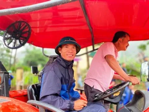 Hành động nghĩa hiệp của người lái máy cày giữa hiện trường lũ quét ngổn ngang