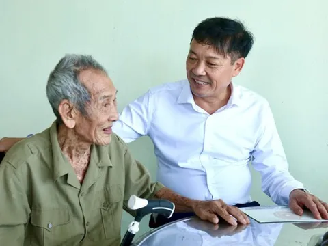 Phó Chủ tịch Thường trực UBND tỉnh Lâm Đồng thăm, tặng quà gia đình người có công