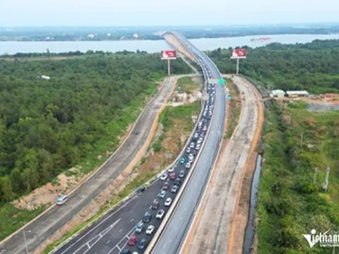 Thoát cảnh ùn tắc trên cao tốc, tài xế lại mắc kẹt ở Vành đai 3 TPHCM