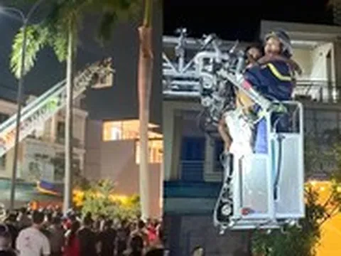 Cảnh sát dùng xe thang cứu người đàn ông nghi 'ngáo đá' leo mái nhà 3 tầng