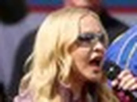 Biểu diễn ở World Cup, Shakira, Madonna, Justin Bieber không được nhận xu nào