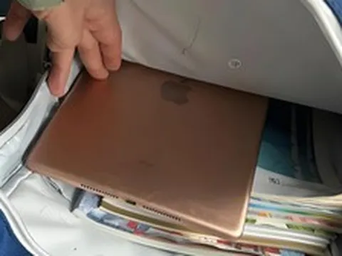 Nhìn vào bên trong chiếc cặp sách là biết ngay một đứa trẻ lớn lên có kiếm được nhiều tiền hay không
