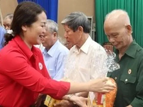 502 phần quà tri ân người có công với cách mạng