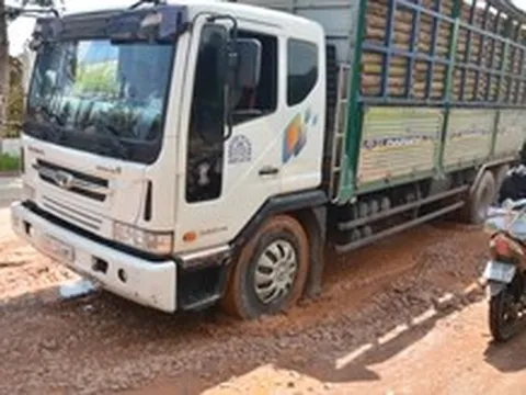 Đường nông thôn ‘nát bươm’ vì xe quá tải, xe ben chở đất cát