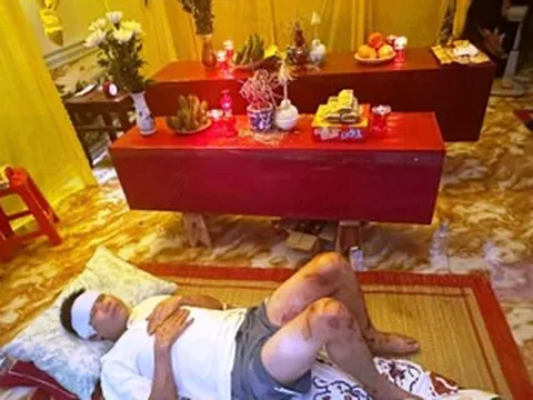Hình ảnh thắt lòng nơi rốn lũ, người đàn ông nằm bên quan tài vợ con