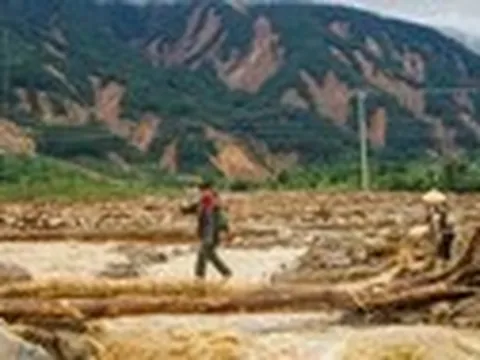 Miền Bắc oi nóng trước khi mưa rào và dông trở lại