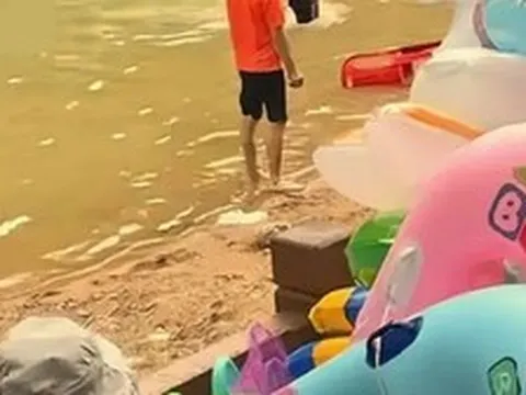 Đi thuyền hơi cùng bố, bé trai 19 tháng bị nước suối cuốn trôi tử vong thương tâm
