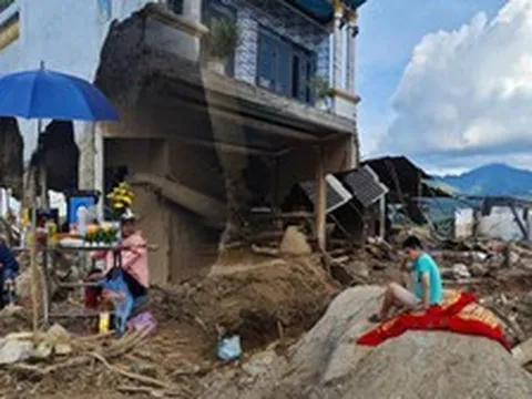 Cảnh tượng xót xa ở Mường Than sau 5 ngày lũ quét: Ám ảnh lời cuối "Để bà lấy sổ đỏ đã..."