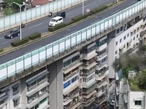 Kỳ lạ đô thị Trung Quốc: Đường cao tốc chạy rầm rộ ngay trên mái hàng chục tòa nhà chung cư
