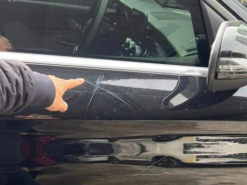 Người phụ nữ đập phá xe Mercedes GLC200 đỗ trước cửa nhà sắp hầu tòa