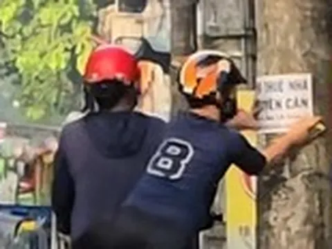 Muốn sạch quảng cáo cột điện phải xử người hưởng lợi