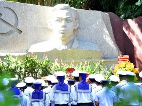 Dòng người nối nhau đến viếng tại công viên Lê Thị Riêng, nhớ ơn người nằm xuống vì hòa bình